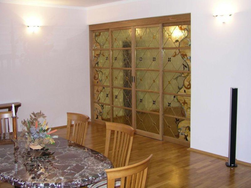 Перегородка для гостиной с цветным стеклом и декоративными вставками Черногорск