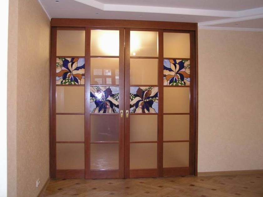 Перегородка с цветными стеклянными вставками Черногорск