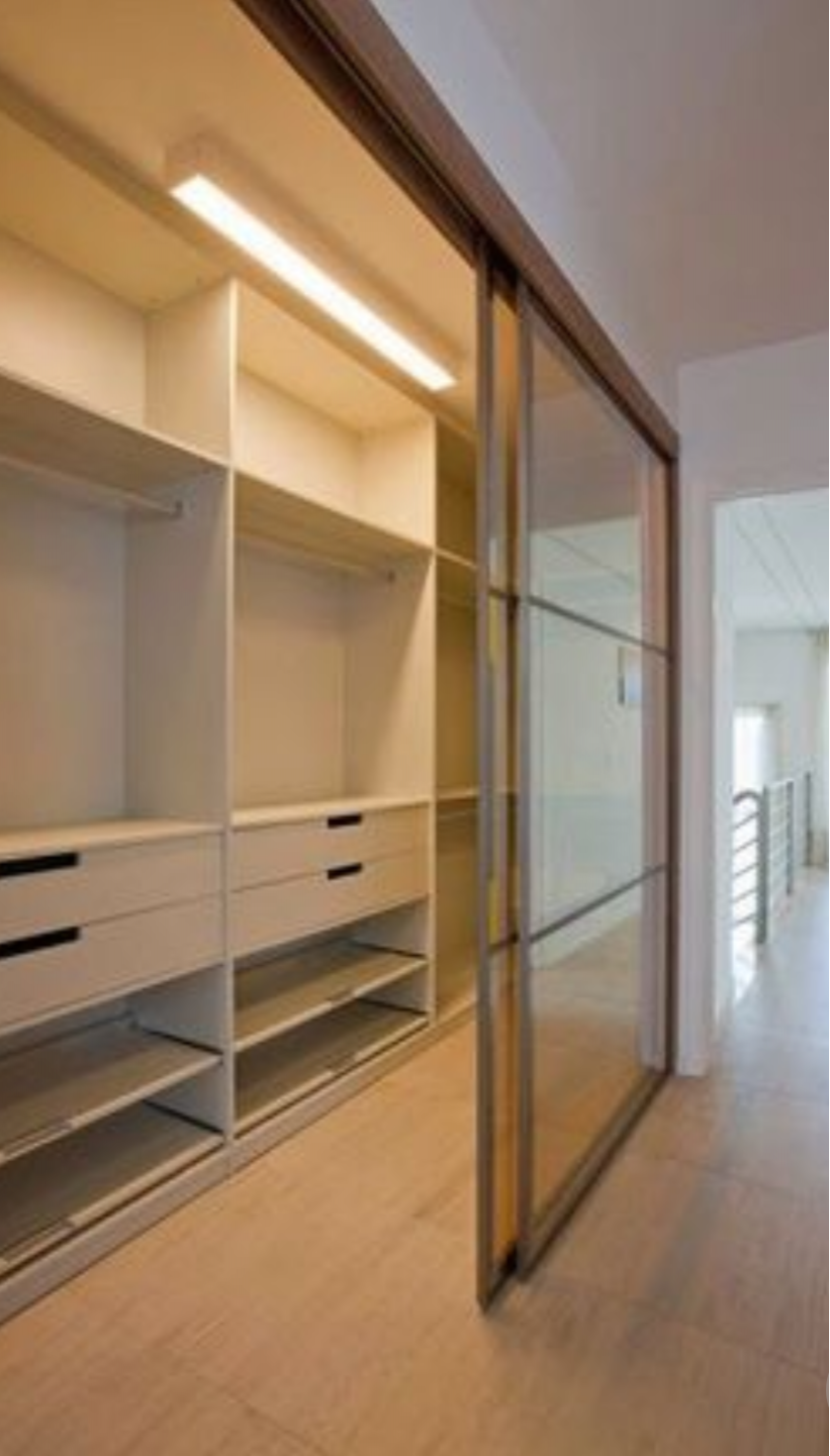 Линейная гардеробная комната с дверями купе Черногорск