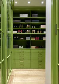 Г-образная гардеробная комната в зеленом цвете Черногорск
