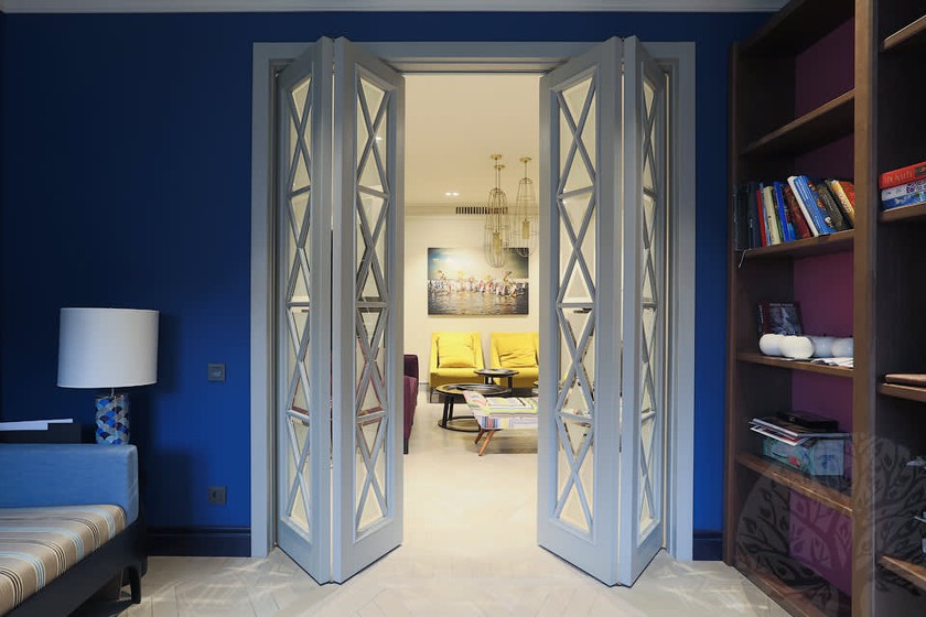 Двери гармошка  для гостиной со стеклами с разделителями Черногорск