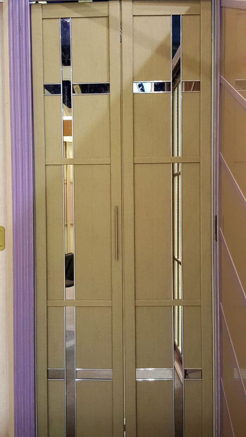 Двери гармошка шпонированные с зеркальным декором Черногорск