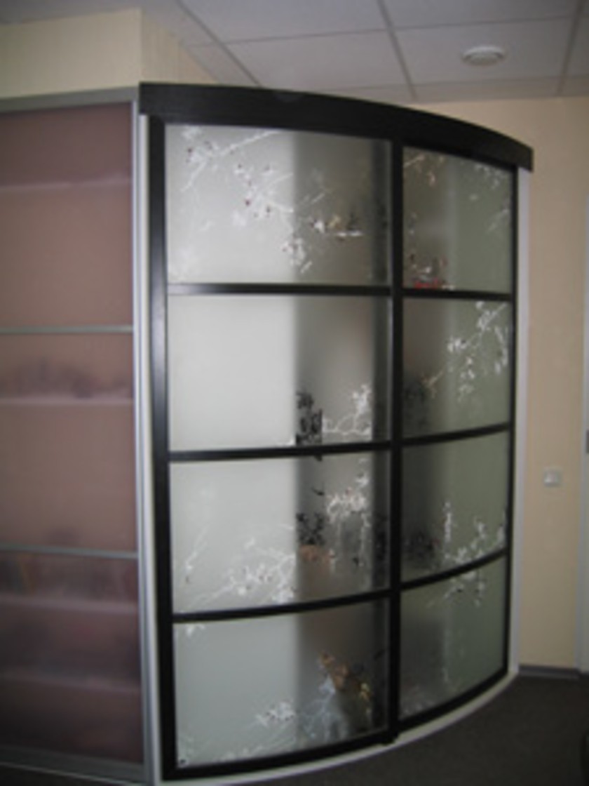 Шкаф купе радиусный с рисунком на стекле Черногорск
