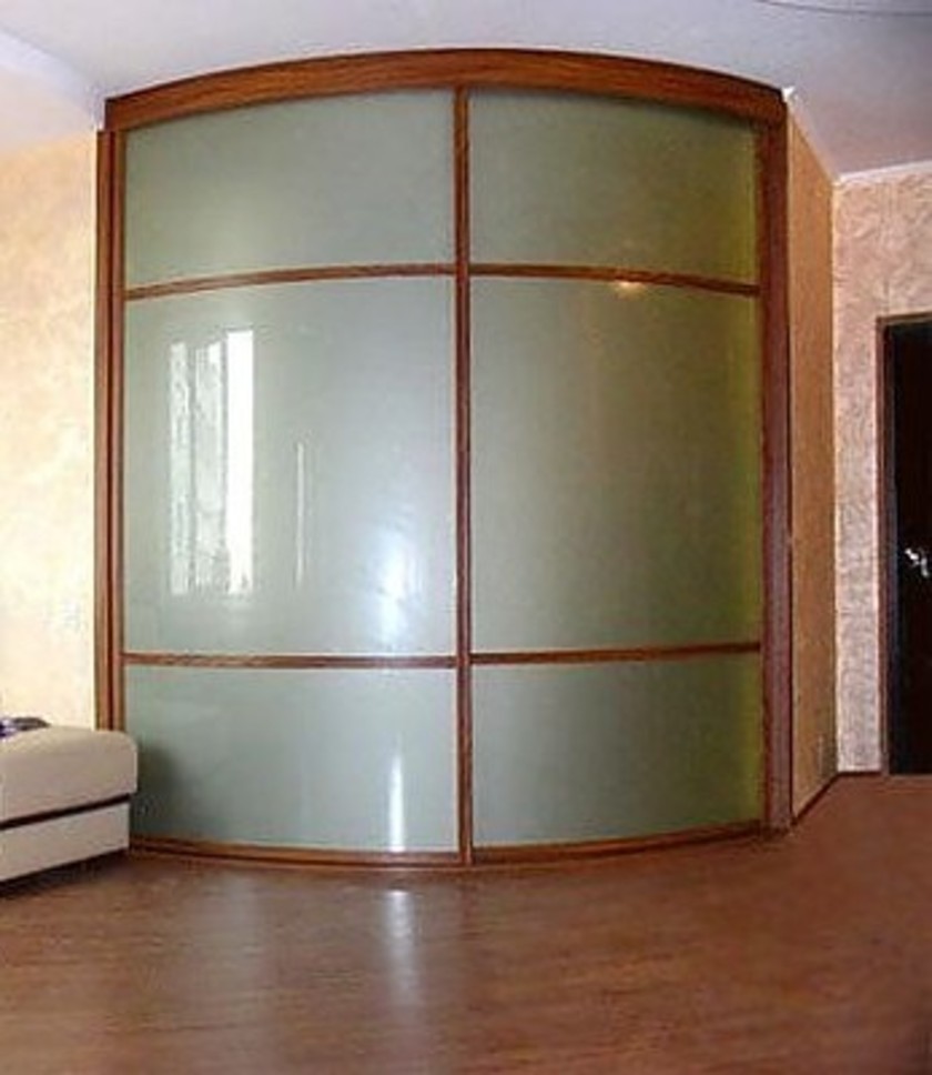 Встроенный шкаф купе радиусный в классическом стиле Черногорск