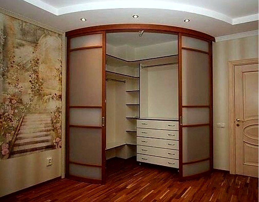 Радиусная гардеробная с дверями купе Черногорск
